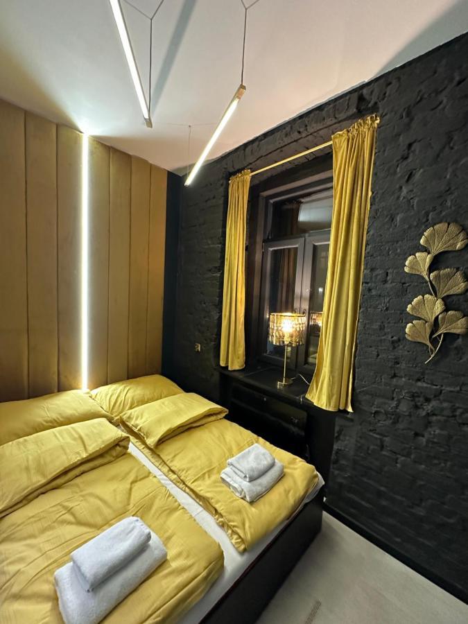 Darkhouse Versace Gold 우치 외부 사진
