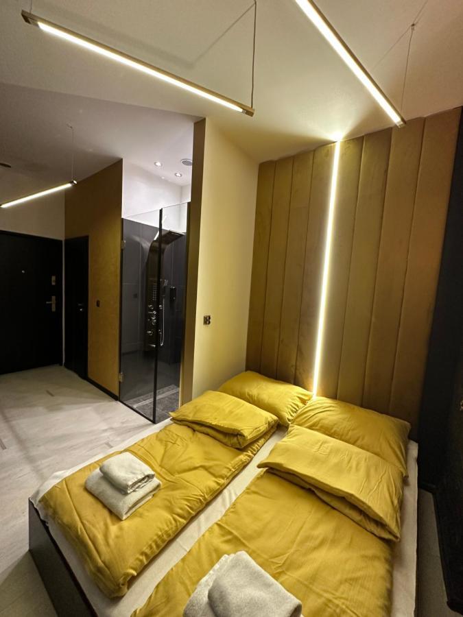 Darkhouse Versace Gold 우치 외부 사진