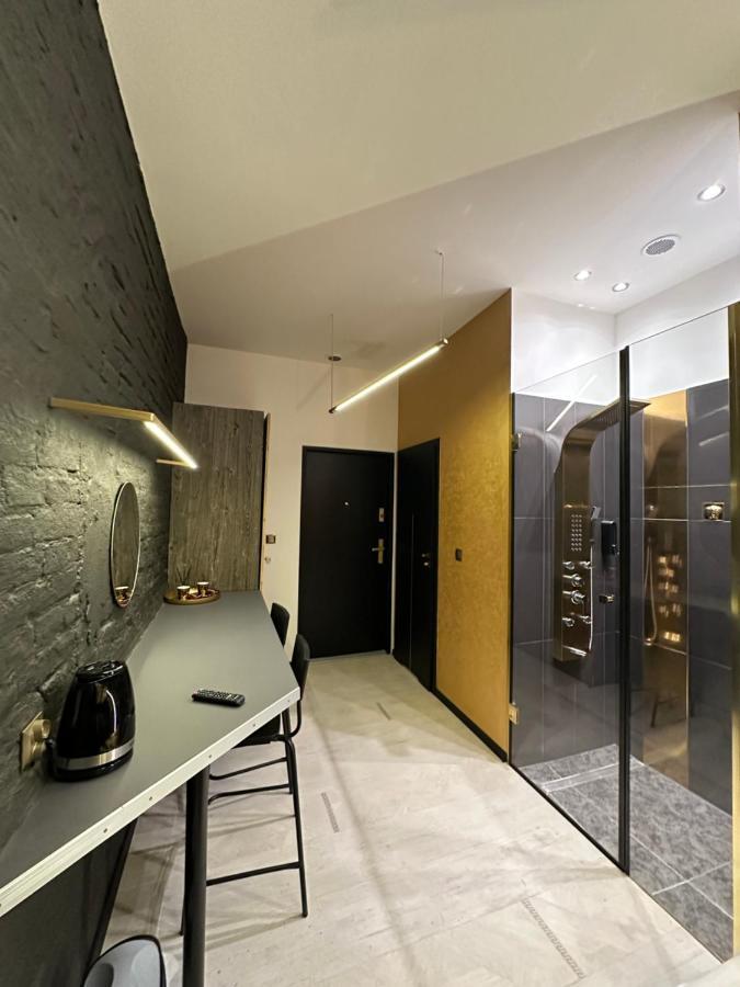 Darkhouse Versace Gold 우치 외부 사진